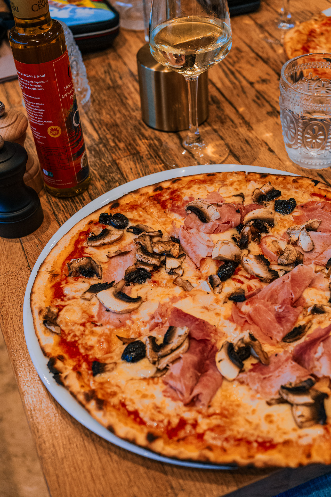 Pizza préparée avec des produits locaux